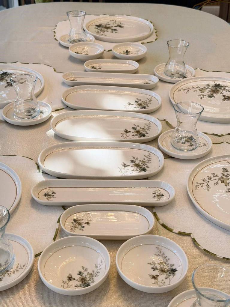 سرویس صبحانه‌خوری ۲۹ پارچه ساخت ترکیه با نقوش گل‌دار و خط طلایی